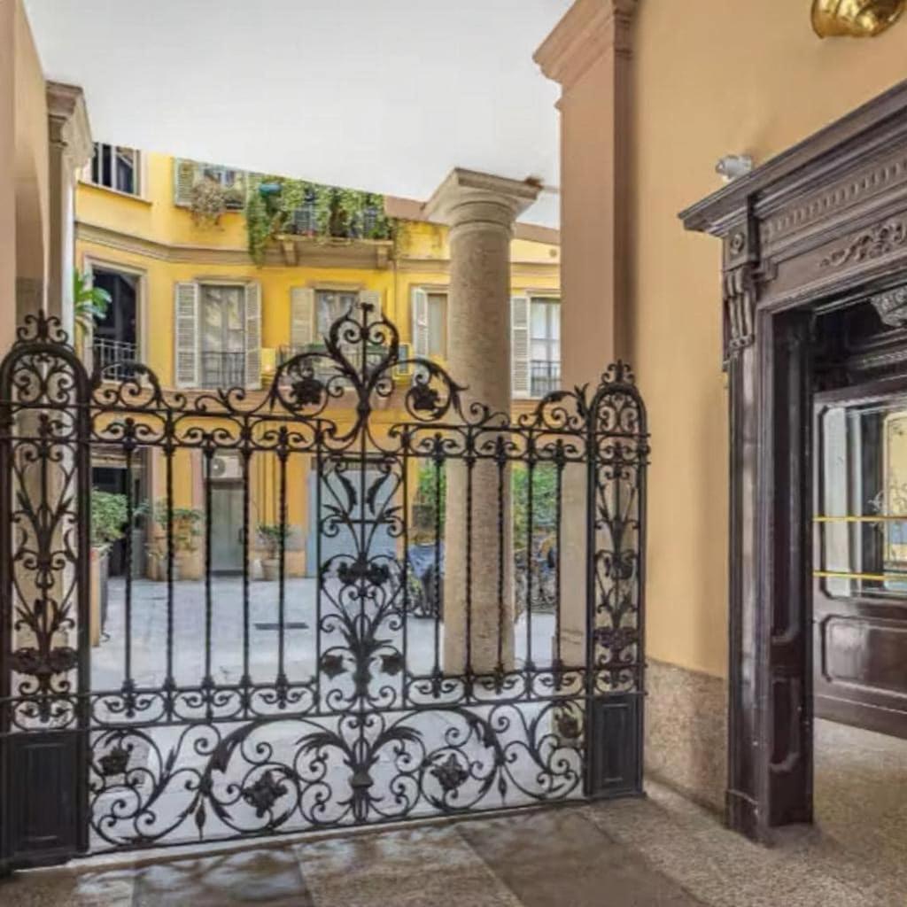 Apartment Porta Venezia Shopping, Metro, And Comfort
